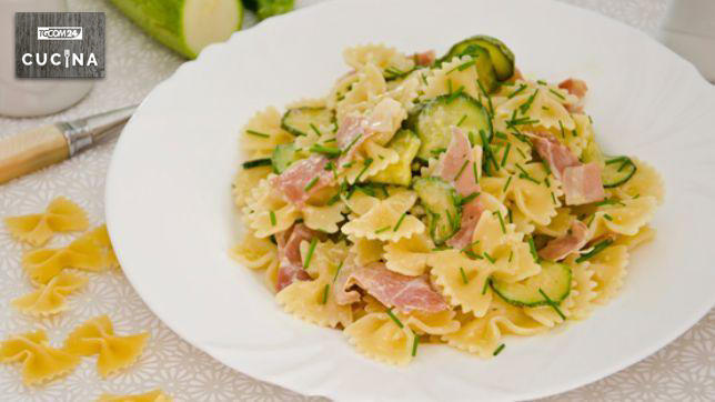 Farfalle con zucchine e speck