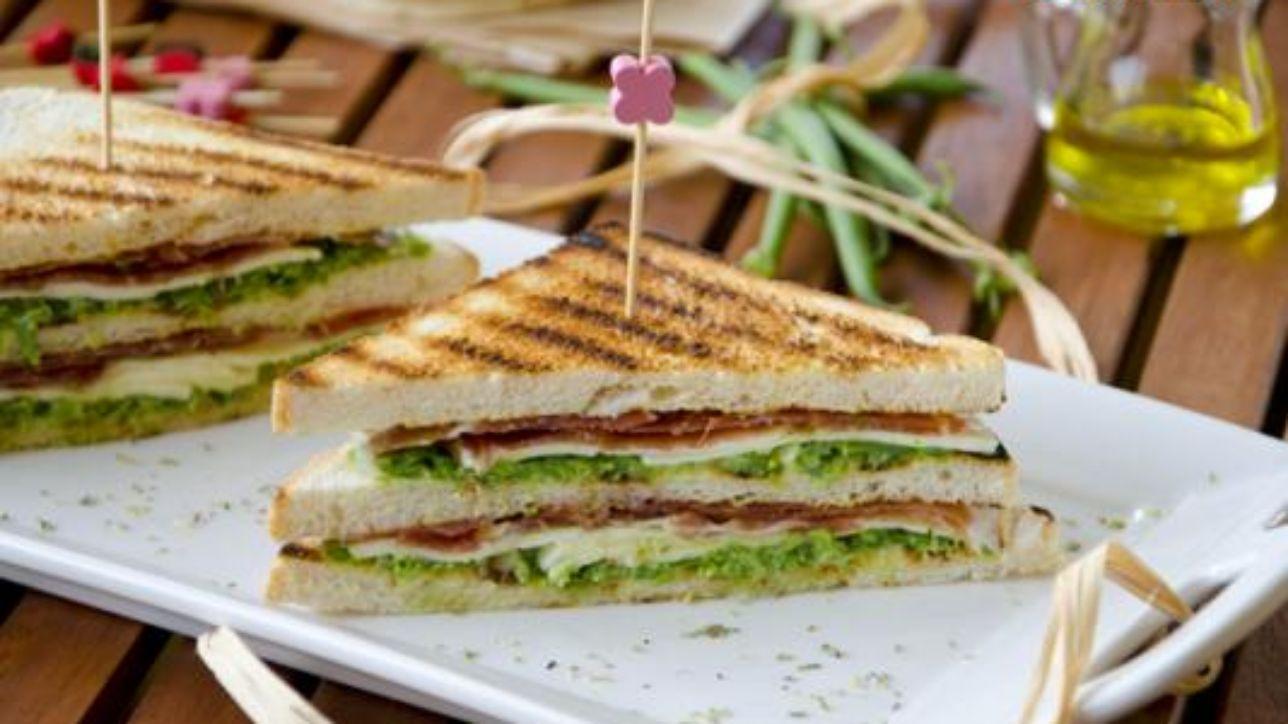 Sandwich al pesto di fagiolini e prosciutto
