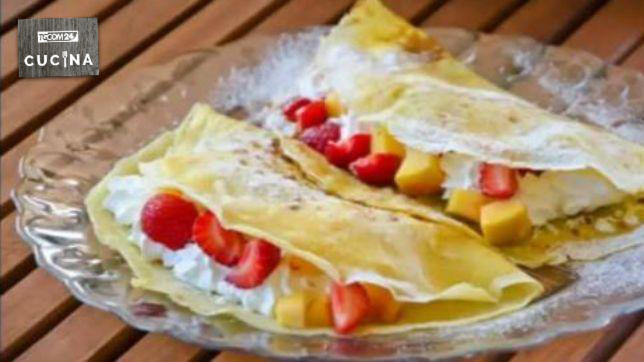 Crêpes con frutta e panna montata