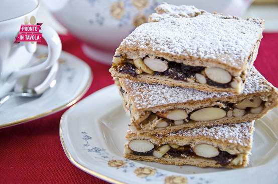 Torta al miele e frutta secca