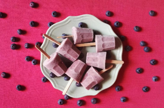 I dolci di Alice: ghiaccioli yogurt greco e mirtilli