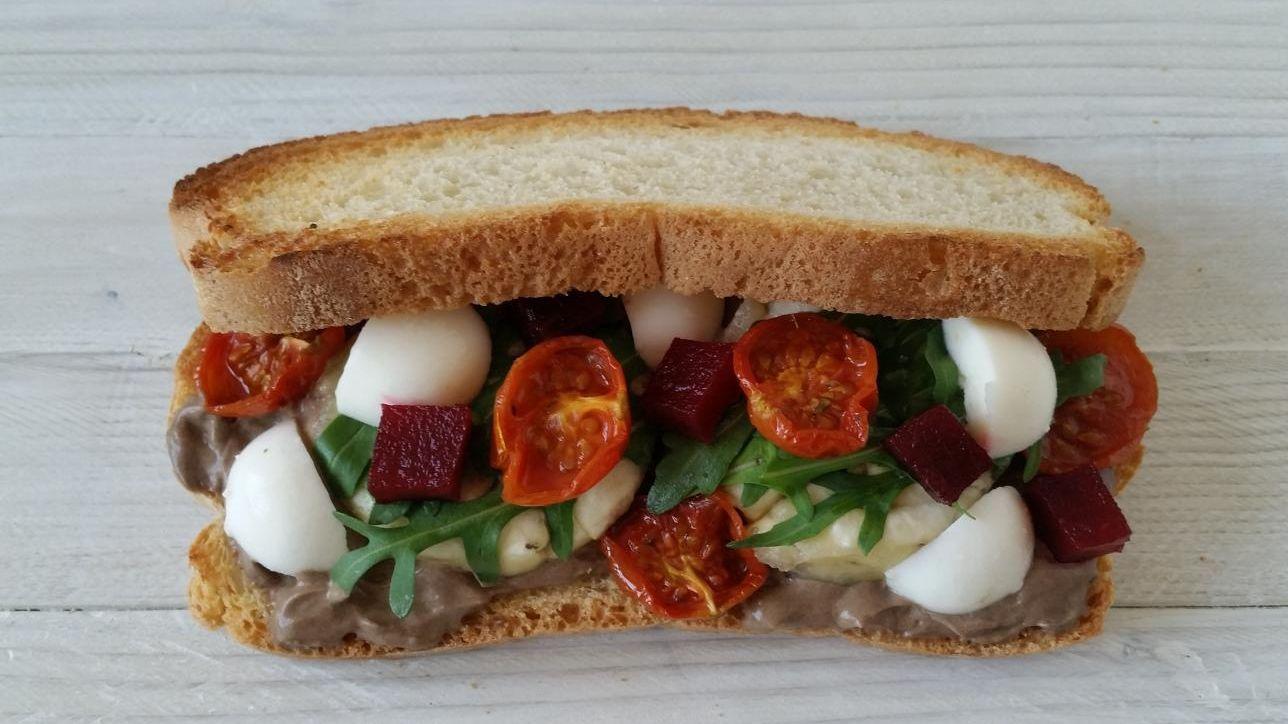 Panino con melanzane, barbabietola e maionese vegana