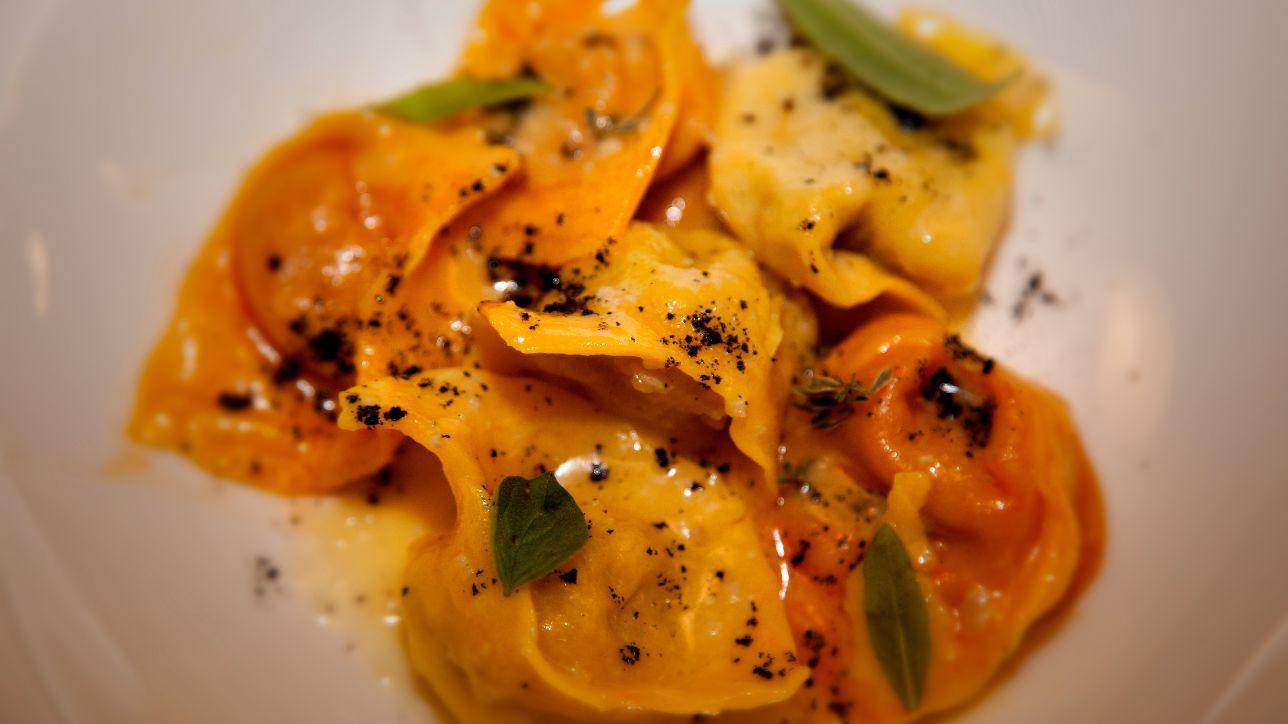 Percorsi stellati: tortelli di pollo e peperoni
