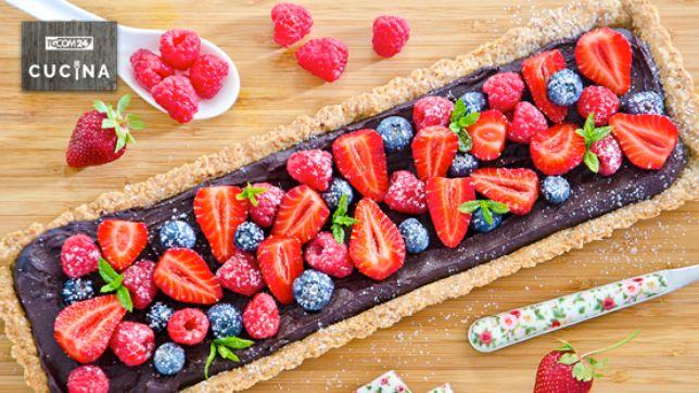 Crostata al cioccolato, fragole e frutti di bosco