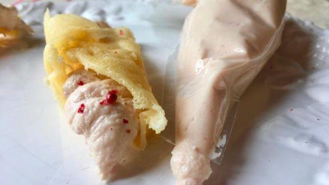 Cannoli salati di parmigiano reggiano e mousse di prosciutto cotto