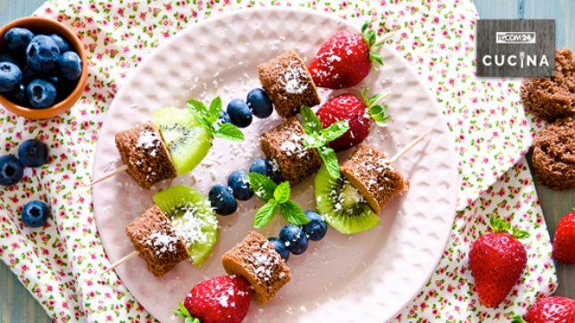Spiedini di frutta e torta