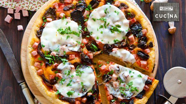 Pizza ai funghi e prosciutto cotto