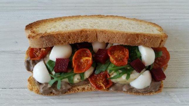 Panino con melanzane, barbabietola e maionese vegana