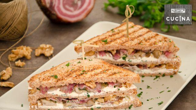 Sandwich con funghi e noci