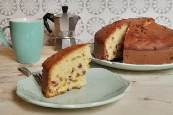 Torta soffice ai datteri e albicocche secche