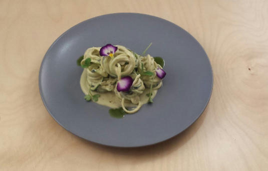 Spaghetti di zucchine con salsa di avocado