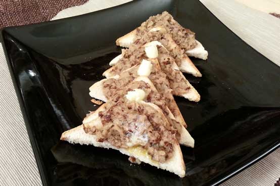 Crostini con patè di sgombro e radicchio Crostini con patè di sgombro e radicchio