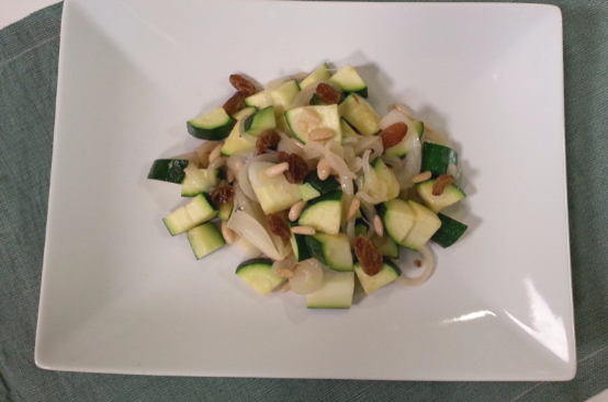 Zucchine spadellate con uvetta e pinoli Zucchine spadellate con uvetta e pinoli
