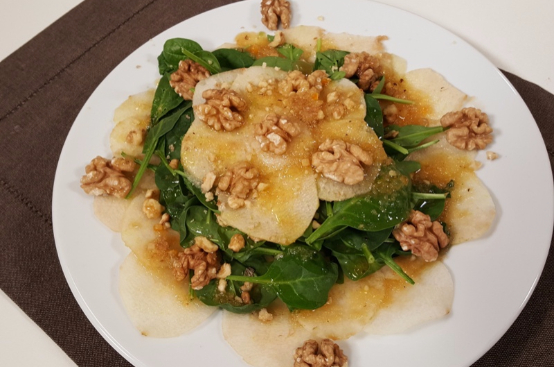 Insalata invernale con spinacini, pere e noci Insalata invernale con spinacini, pere e noci
